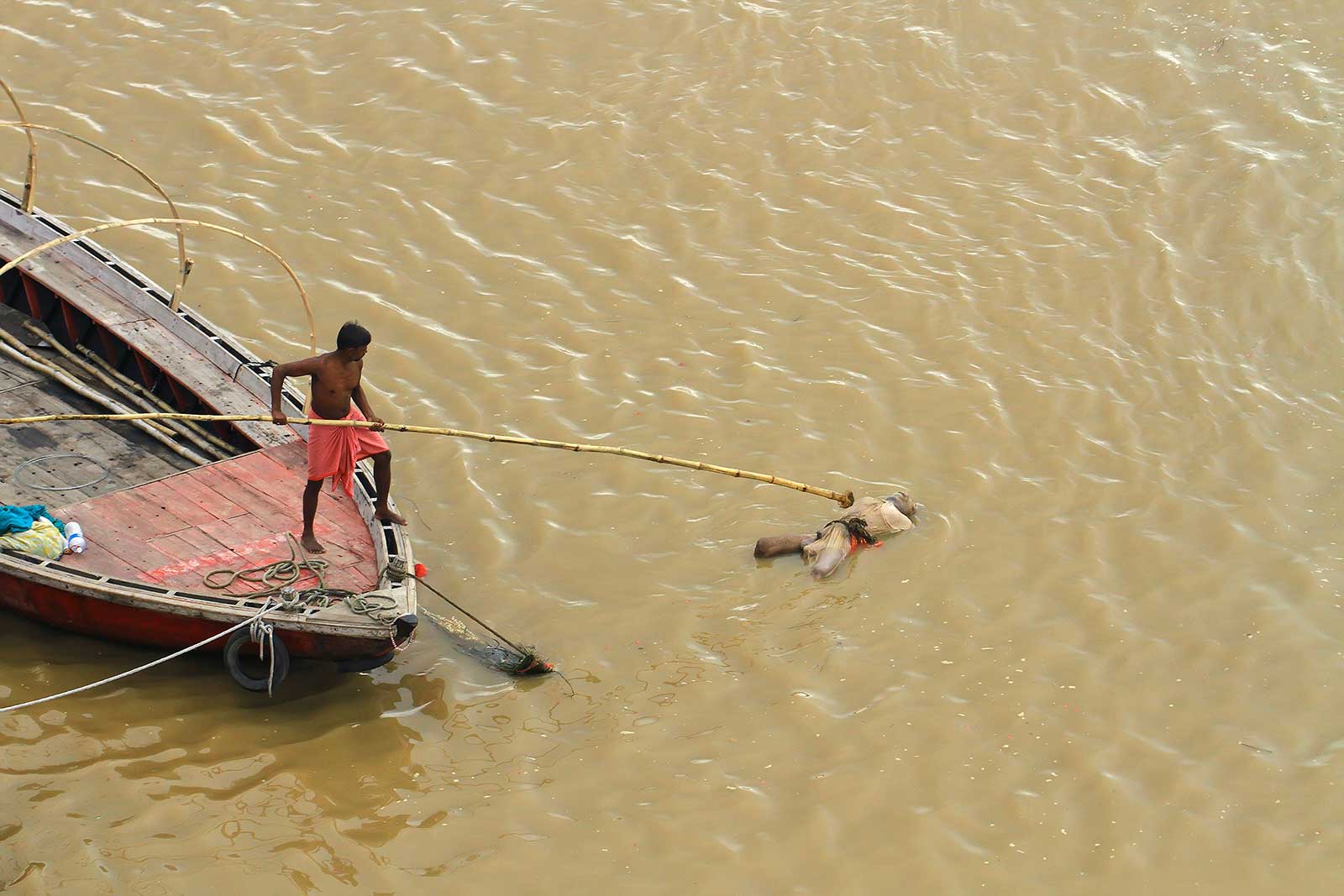 Трупы в реке ганг Варанаси