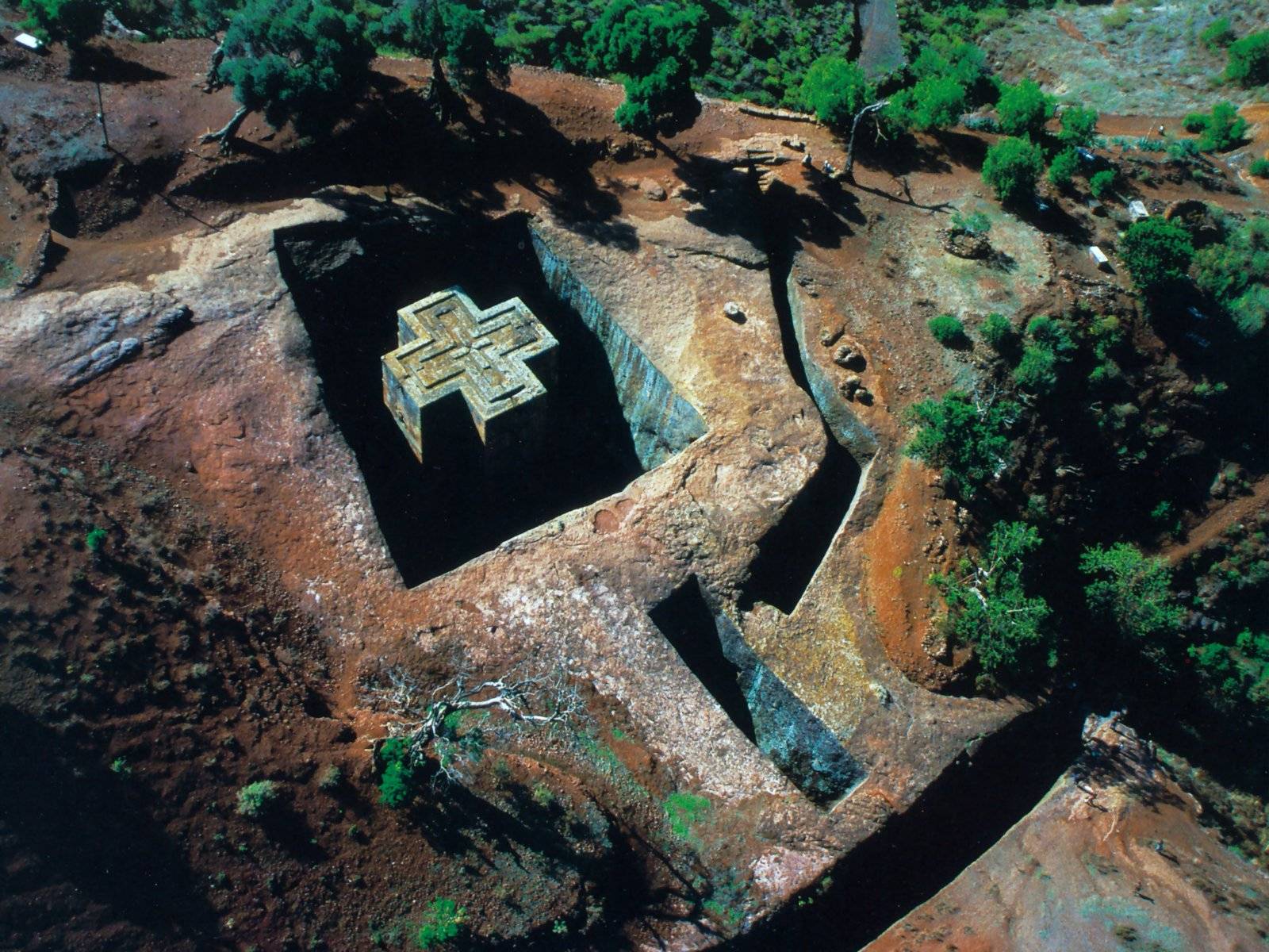 Храм в эфиопии в скале. Лалибела Эфиопия храм. Эфиопия подземные храмы Лалибелы. Церкви Лалибелы в Эфиопии. Лалибела Эфиопия храмы в земле.
