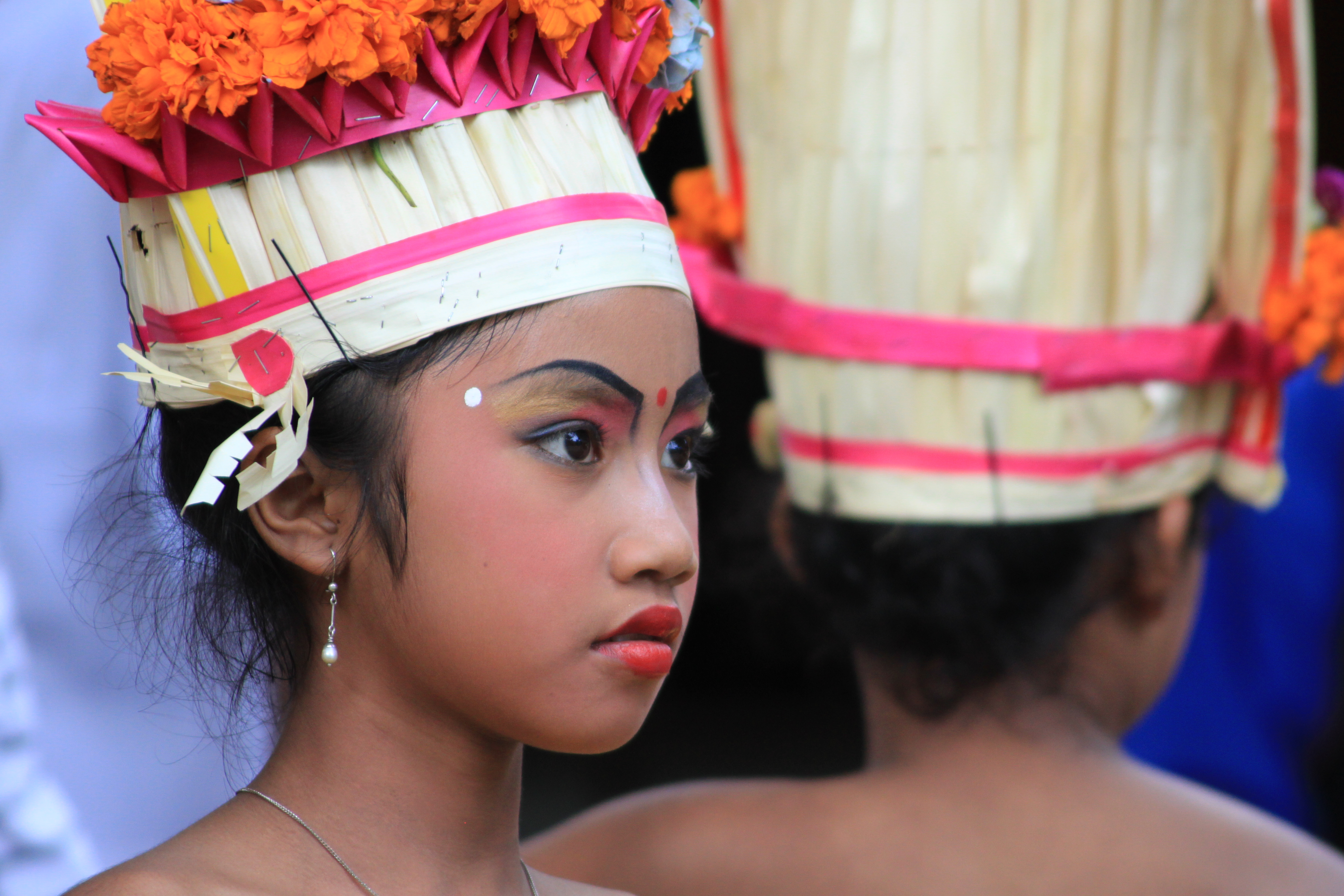 Девушки индонезии. Балийцы Галунган. Индонезиец Бали. Жители Бали балийцы. Балийские девушки.