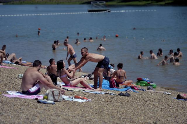Beograd, 17. juna 2013 - Beograđani se kupaju i sunčaju na plaži na Adi Ciganliji. Letnja kupališna sezona na Adi Ciganliji zvanično je otvorena u subotu. FOTO TANJUG / NEMANJA JOVANOVIĆ / tj