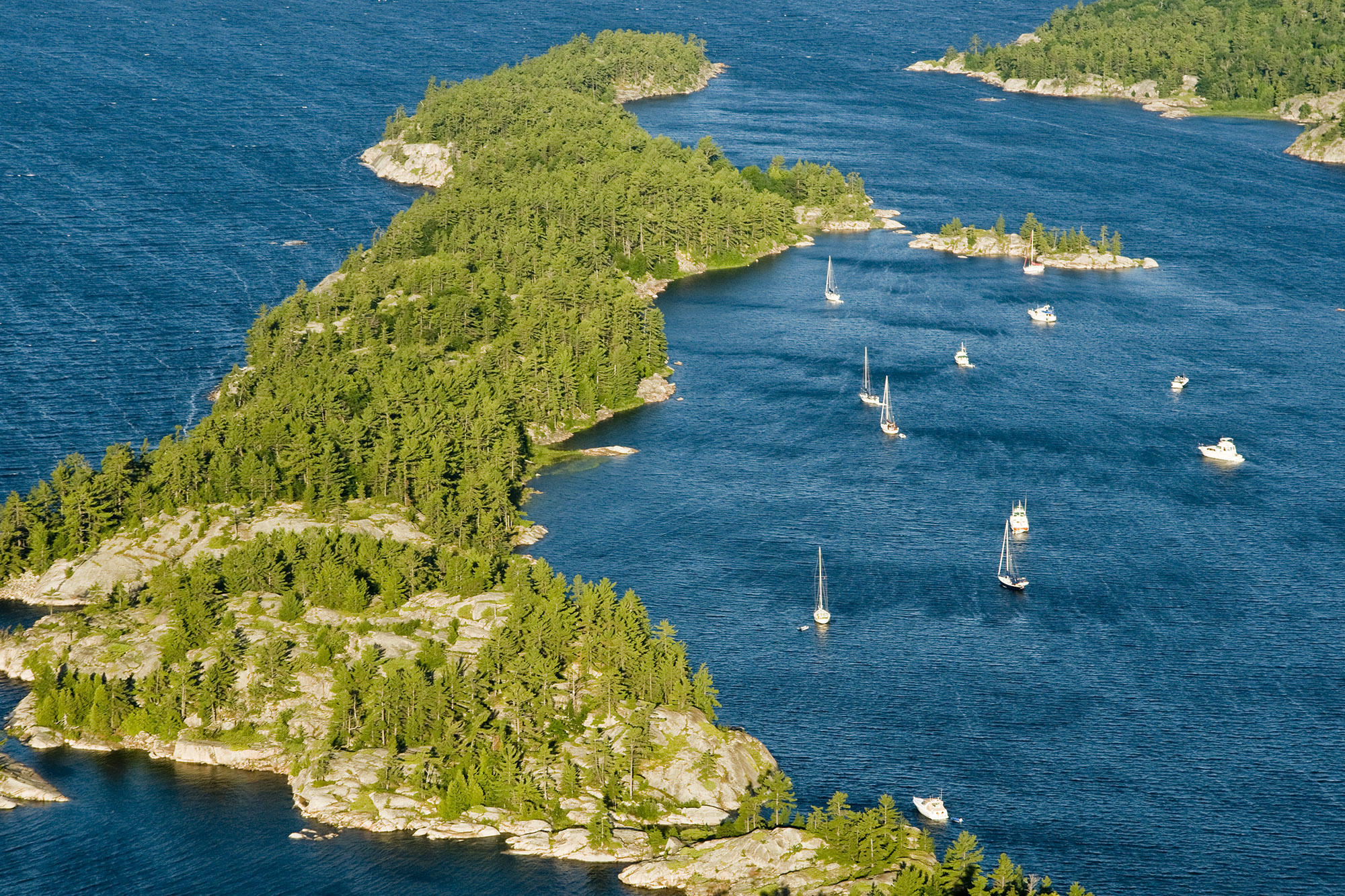 Остров на озере которое находится на острове. Остров Манитулин на озере Гурон. Остров Манитулин Канада. Озеро Гурон Канада. Озеро Гурон Северная Америка.